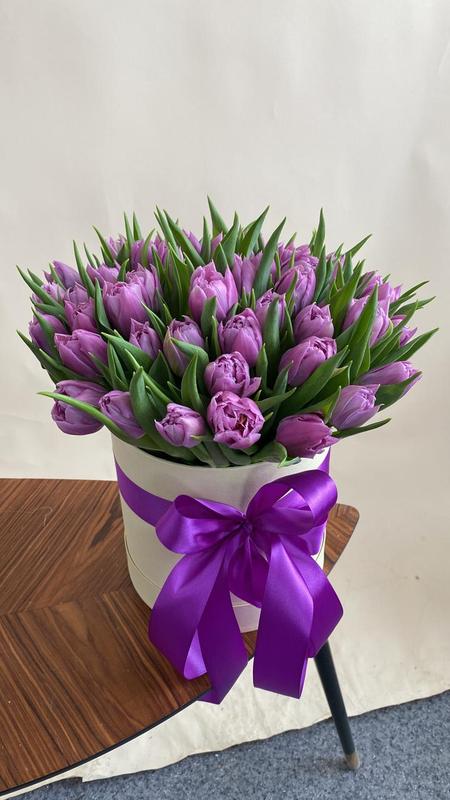 49 фиолетовых тюльпанов в белой коробке